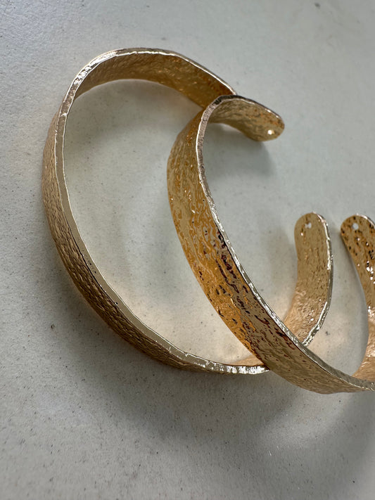 METAL GOLD TWO PIECE BANGLE SET